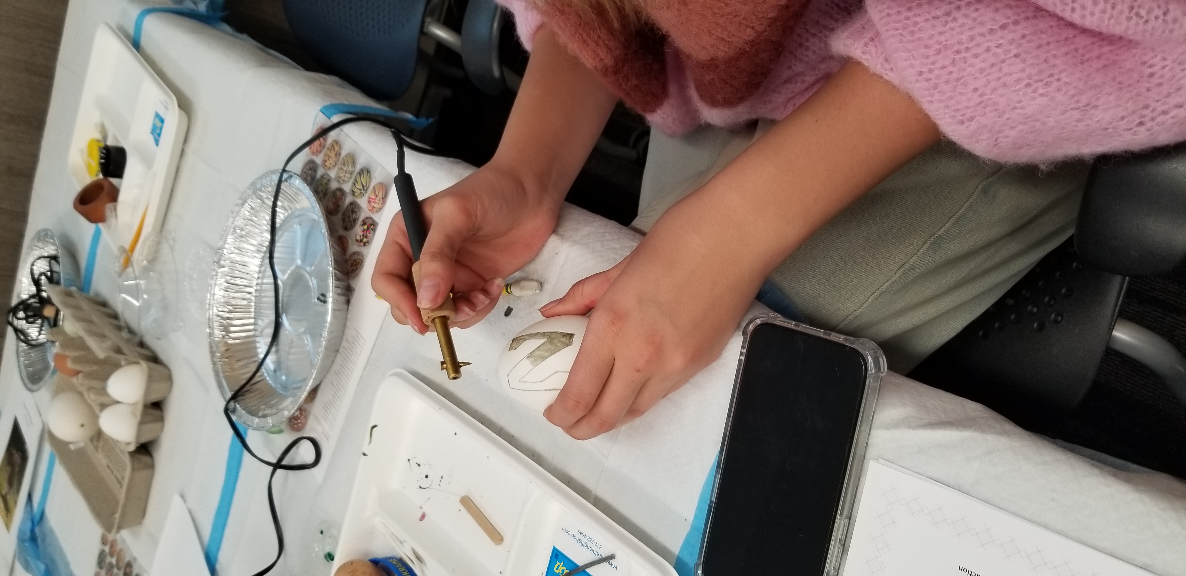 student decorates with a Northwestern N